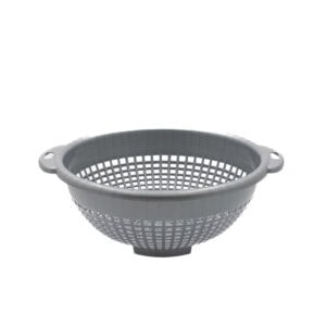 Durszlak plastikowy o średnicy 30 cm, idealny do odcedzania i przygotowywania potraw w kuchni. Trwały i lekki, łatwy w czyszczeniu, doskonały do codziennego użytku.