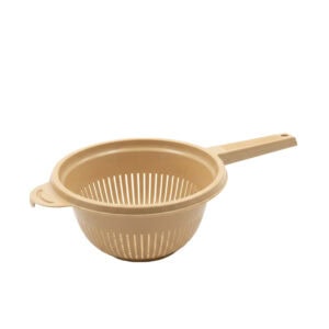 Lekki durszlak plastikowy z wygodną rączką, idealny do odcedzania makaronu, warzyw i innych produktów spożywczych. Trwała konstrukcja zapewnia długotrwałe użytkowanie.