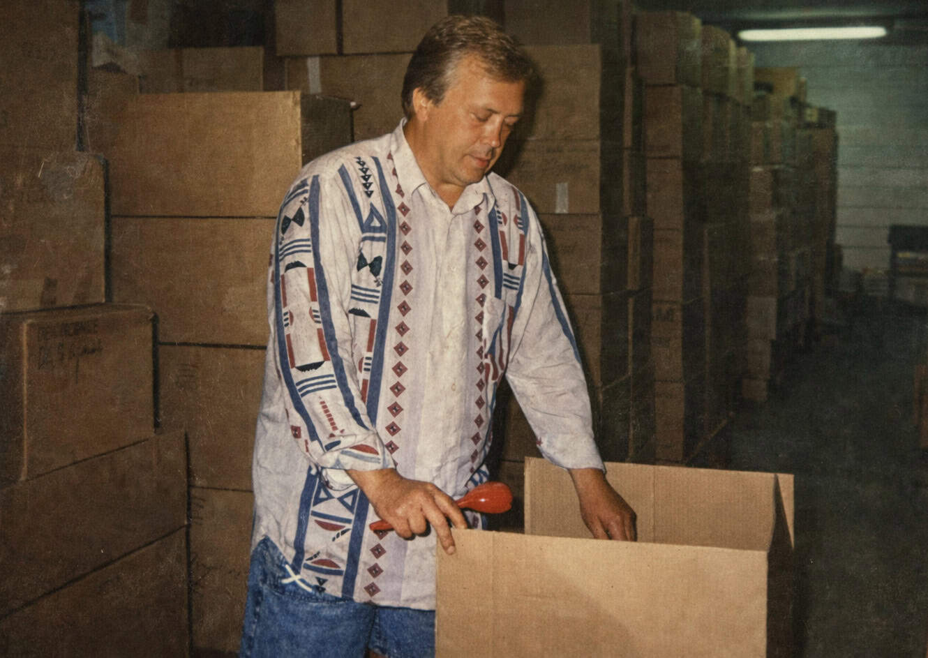 Pracownik pakujący produkty AGD w magazynie firmy Lipiecki.