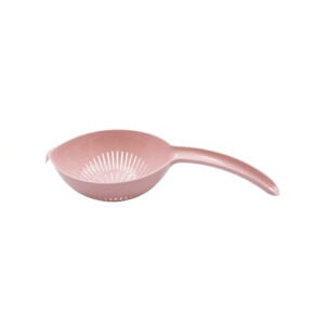 Durszlak plastikowy z wygodną rączką, idealny do odcedzania warzyw i makaronu w kuchni. Lekki, trwały i łatwy w czyszczeniu, doskonały do codziennego użytku.