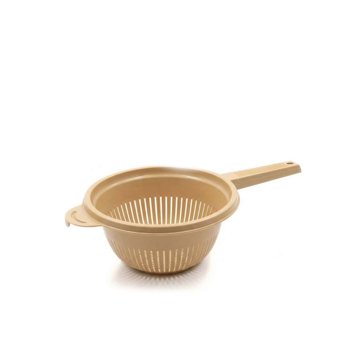 Plastikowa sitko do odcedzania warzyw i owoców, idealne do kuchni, w kolorze beżowym, z długim uchwytem, łatwe w użyciu i czyszczeniu.